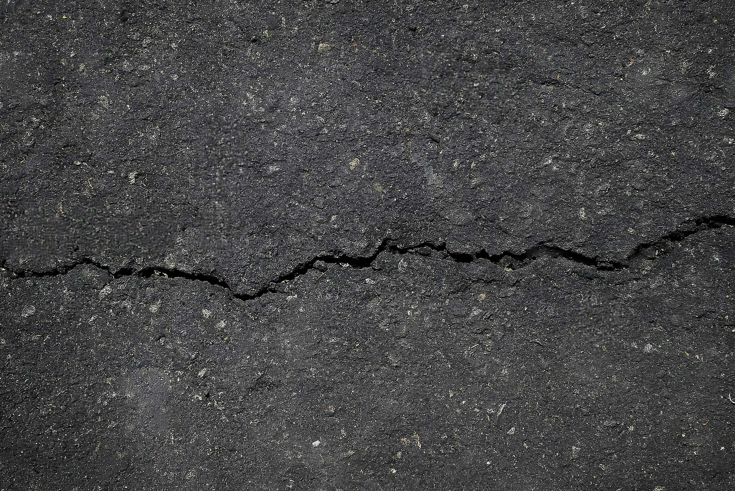 horizontal foundation crack closeup